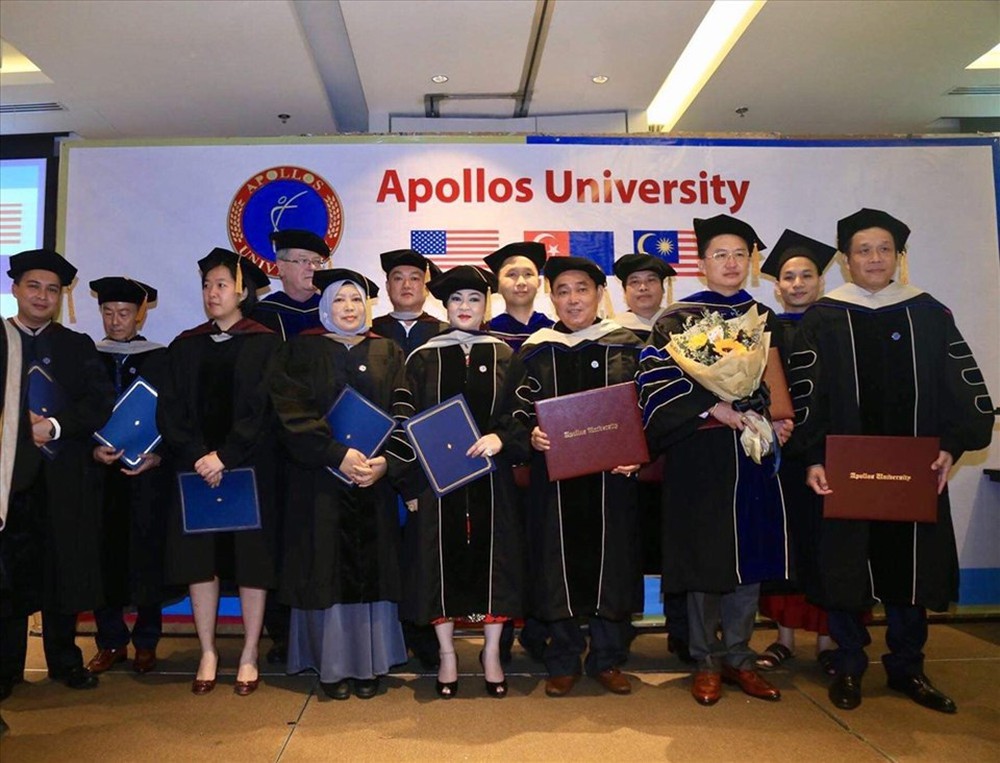 2 doanh nhân Việt Nam được Đại học Apollos (Hoa Kỳ) trao bằng Tiến sĩ danh dự